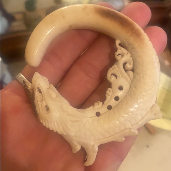 Incredible hand carved dragon earrings - Picture 3 of 9